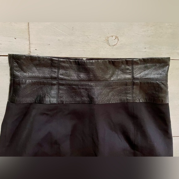 Oscar de la Renta 100% Wool Black Pencil Skirt with 4.5 Inch Leather Waist - Picture 2 of 10